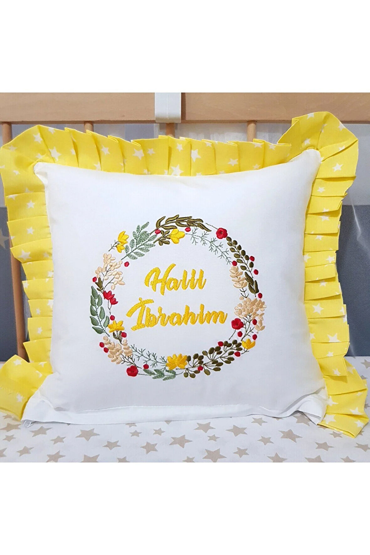 40x40 cm Fırfırlı Nakışlı Kırlent Bebek İsimli Takı Yastığı İçi Dolgulu C7