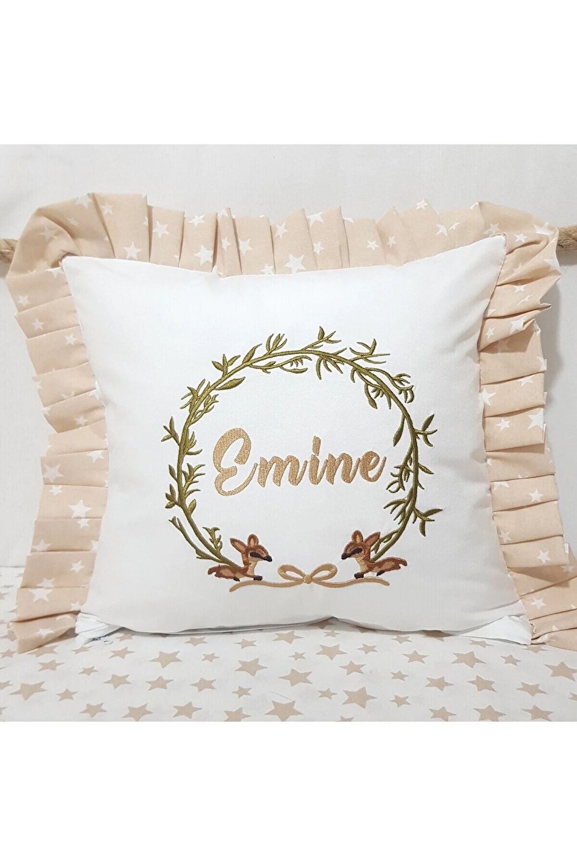 40x40 Cm Fırfırlı Nakışlı Kırlent Bebek İsimli Takı Yastığı İçi Dolgulu