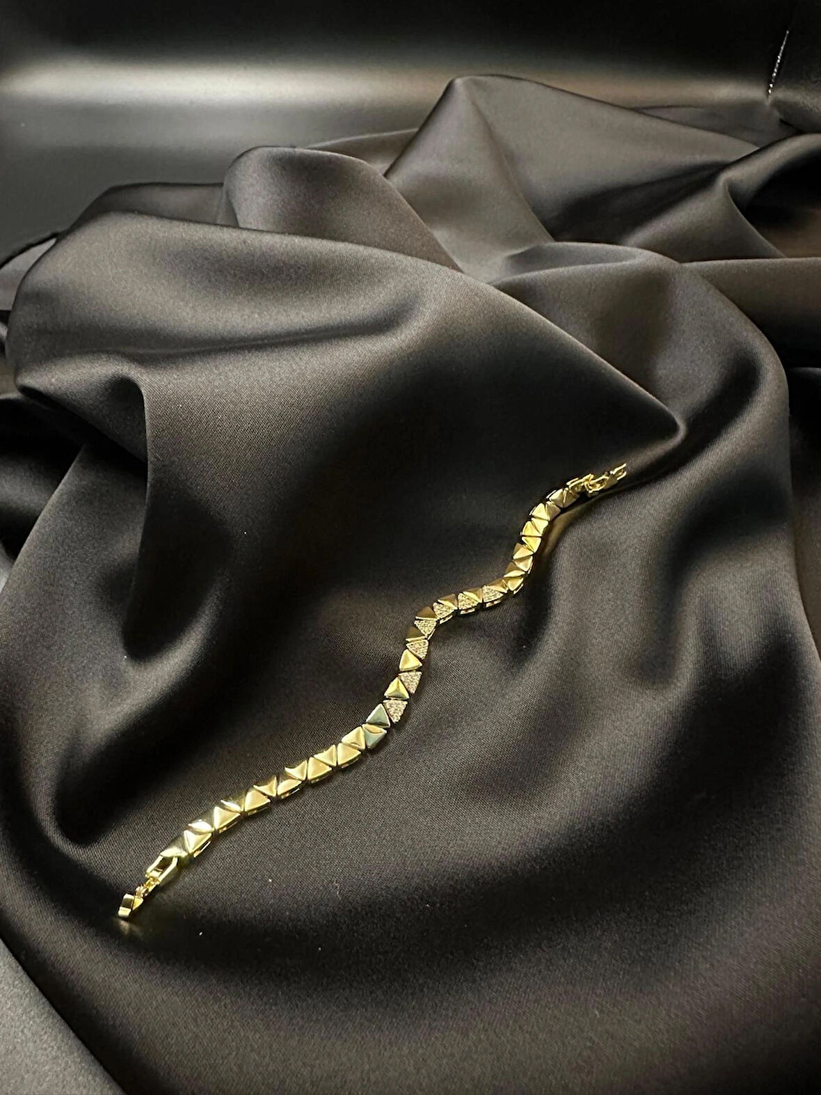 Kadın zirkon taşlı üçgen tasarım kuyumcu işçiliği 14k gold renkli bileklik bilezik