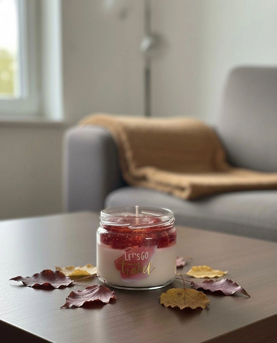 Çilek Reçeli Görünümlü Vanilya Kokulu Jel Mum – Cam Kavanoz Dekoratif Aromatik Mum