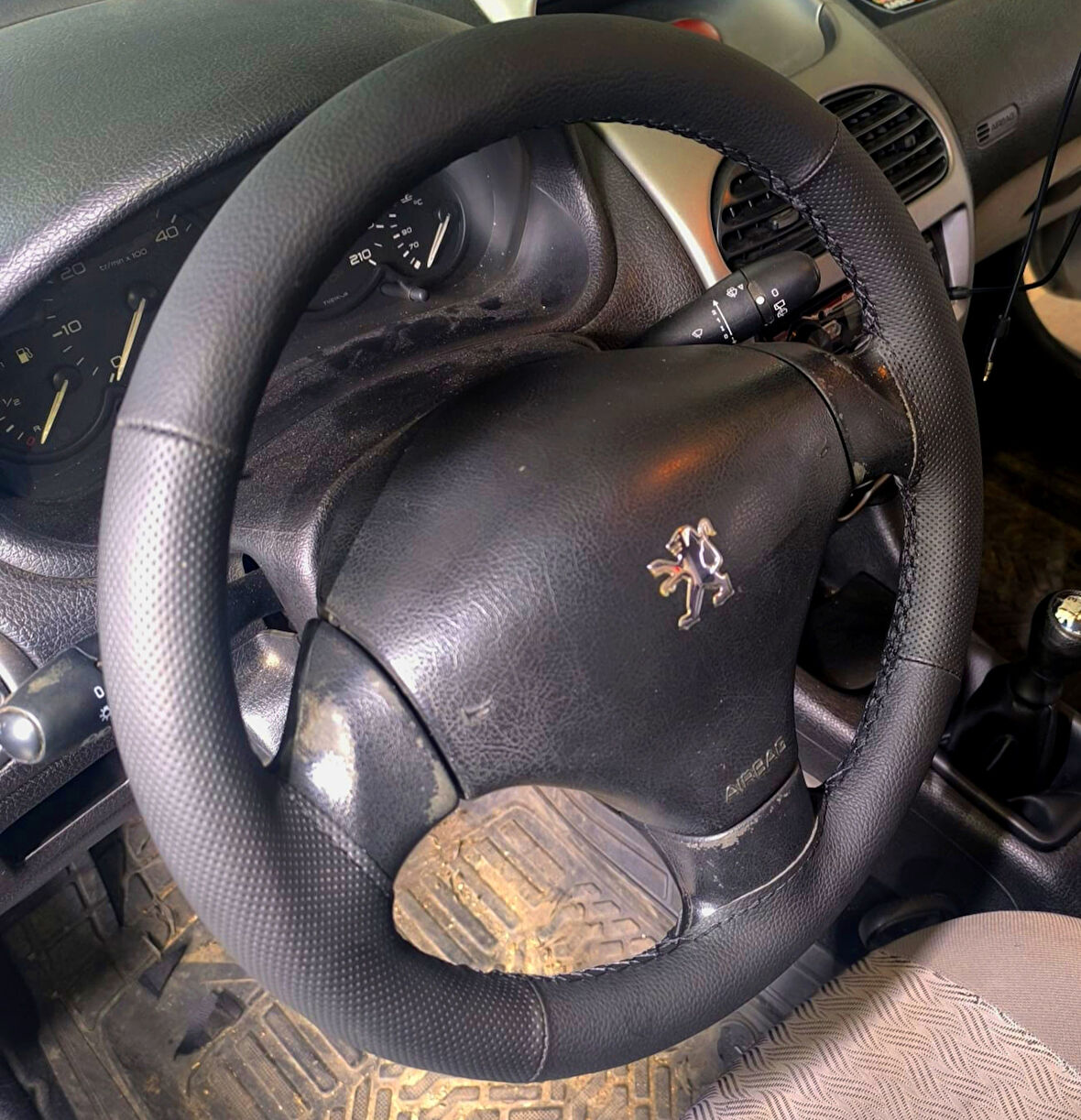 DİKİŞLİ DİREKSİYON KILIFI SİYAH DERİ NOKTALI DERİ SİYAH DİKİŞLİ PEUGEOT 206 İÇİN
