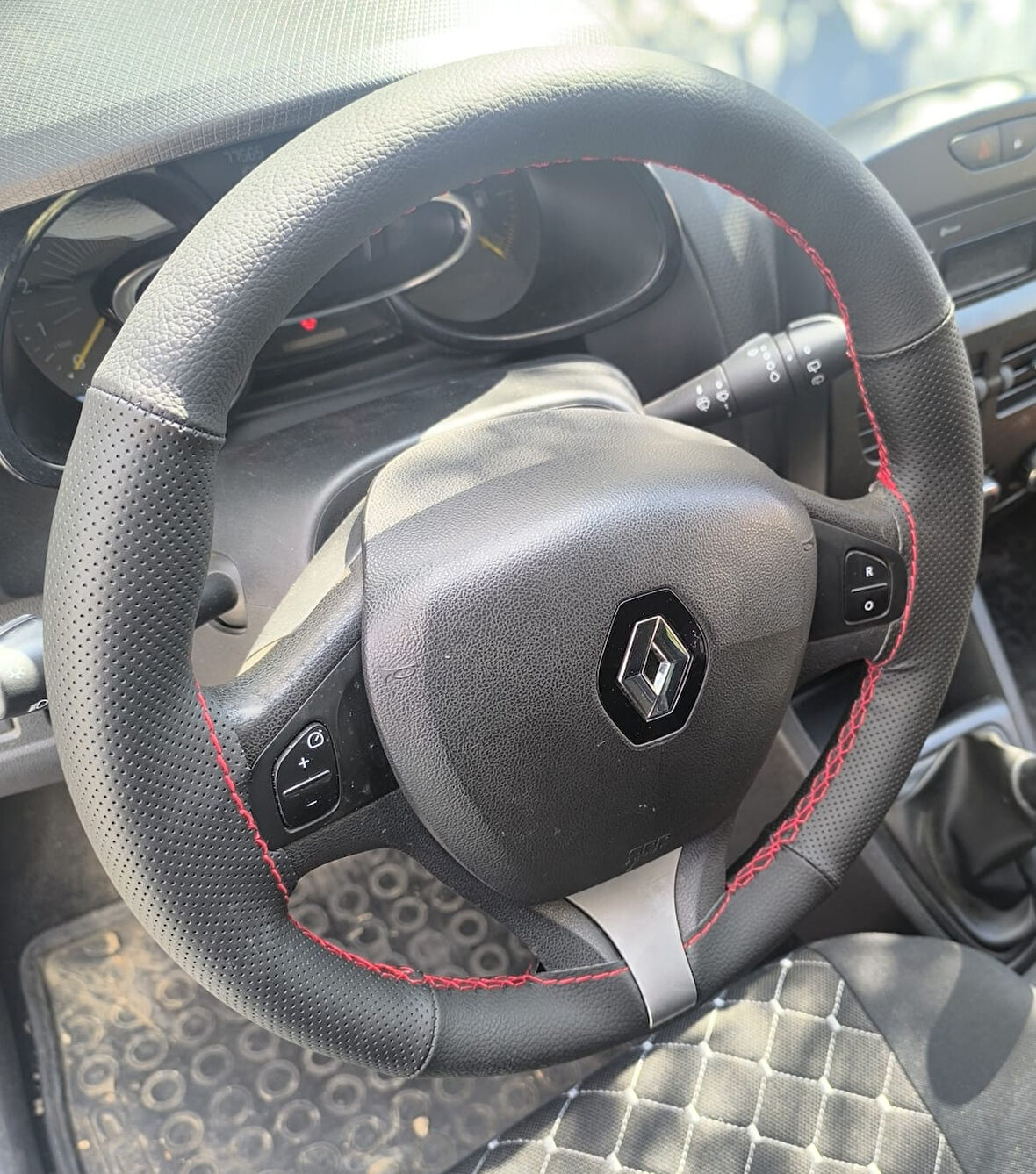 DİKİŞLİ DİREKSİYON KILIFI SİYAH DERİ NOKTALI DERİ KIRMIZI DİKİŞLİ RENAULT CLİO 4 (1.SERİ) İÇİN