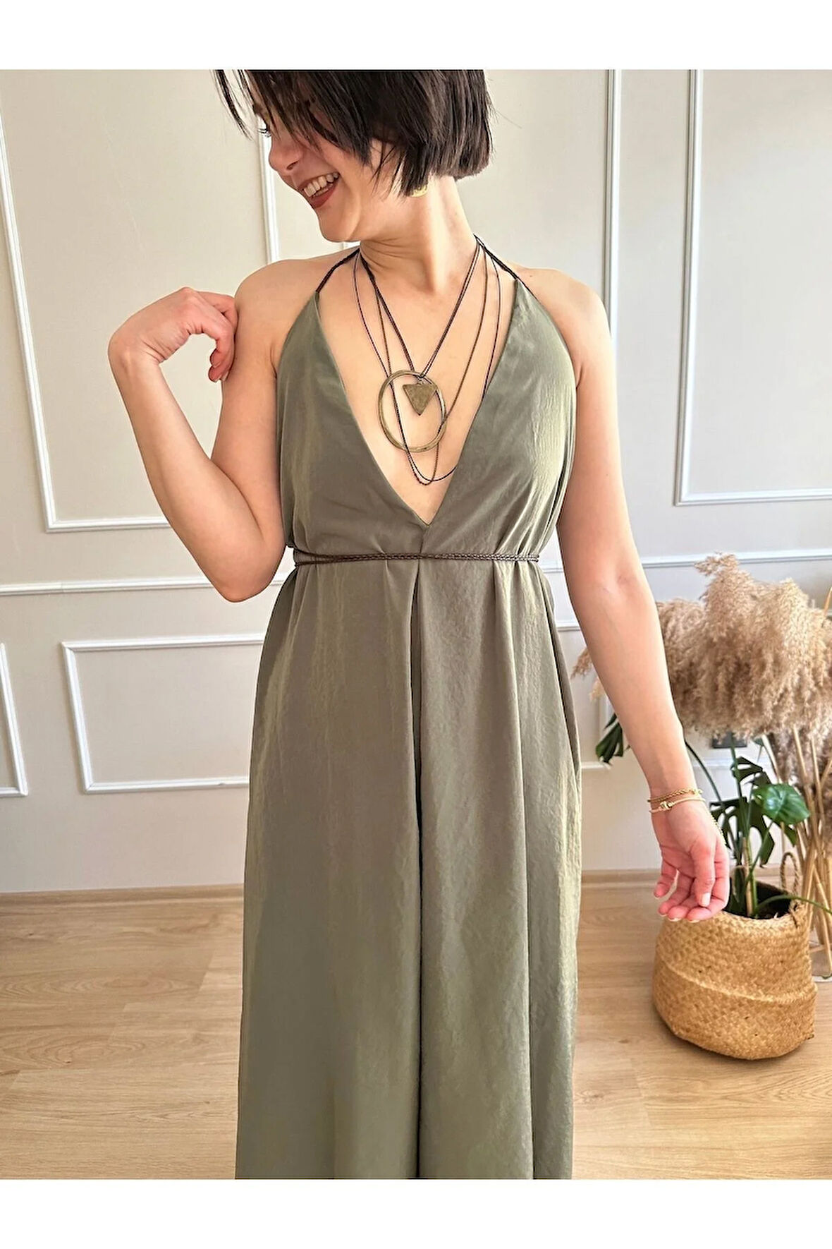 Çok Derin Dekolteli Deri Kordonlu Asimetrik Boy Elbise