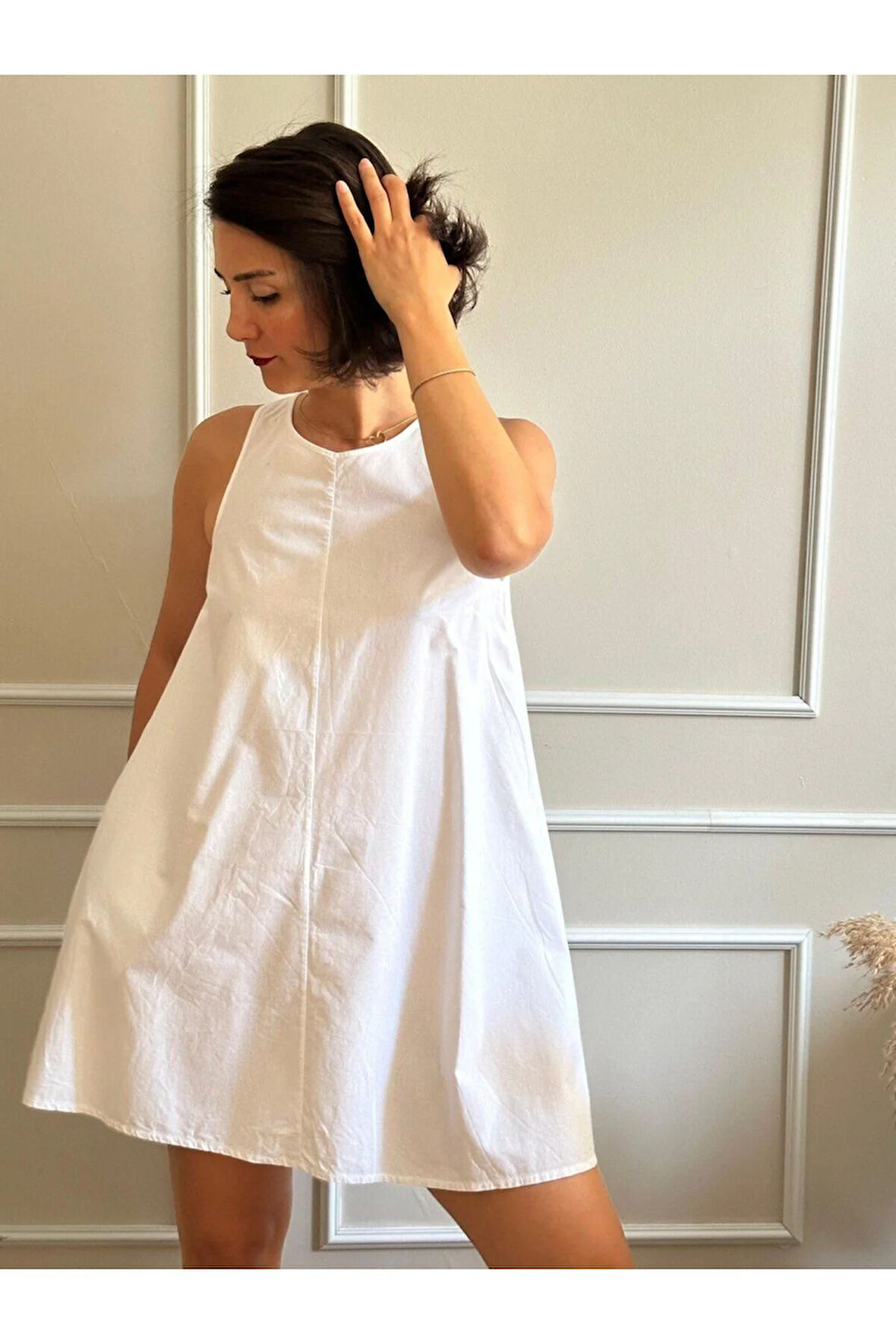 Beyaz Bisiklet Yaka Kolsuz Kısa Elbise