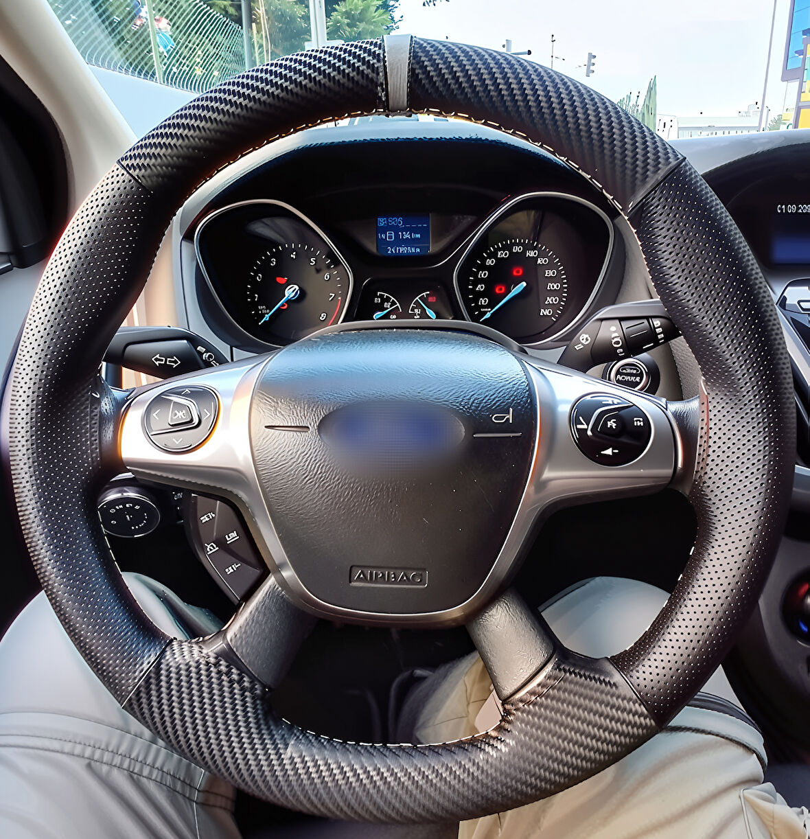 DİKİŞLİ DİREKSİYON KILIFI NOKTALI / KARBON DERİ GRİ YÜZÜK / DİKİŞ F.OR.D FOCUS 2012-13-14 İÇİN