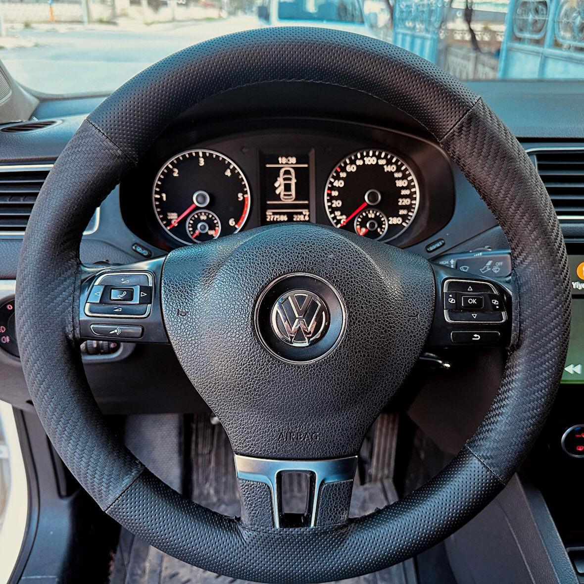 DİKİŞLİ DİREKSİYON KILIFI NOKTALI DERİ KARBON DERİ SİYAH DİKİŞLİ VOLKSWAGEN JETTA İÇİN