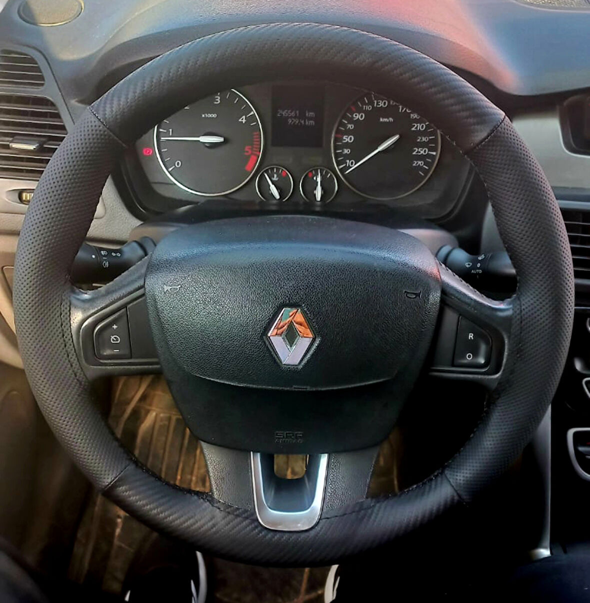 DİKİŞLİ DİREKSİYON KILIFI KARBON DERİ NOKTALI DERİ SİYAH DİKİŞLİ RENO LATİTUDE İÇİN