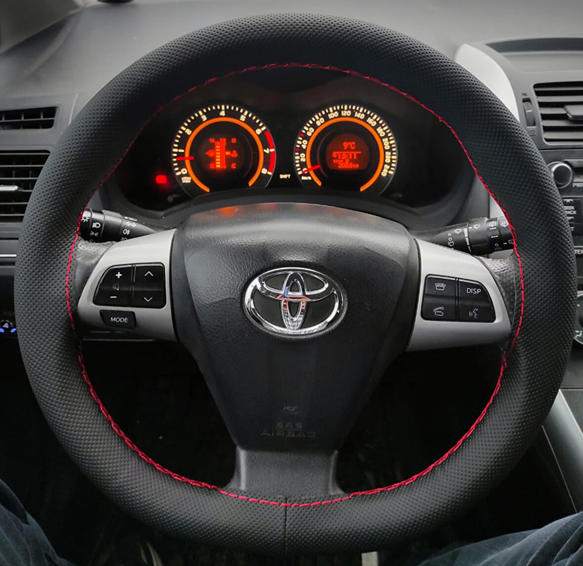 DİKİŞLİ DİREKSİYON KILIFI NOKTALI DERİ KIRMIZI DİKİŞLİ TOYOTA COROLLA İÇİN
