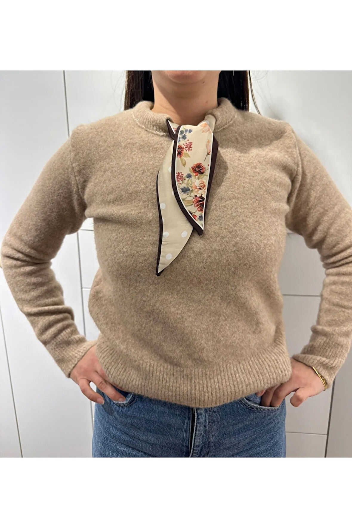 Kadın Taş Rengi Uzun Kollu Önü Fularlı Triko Kazak