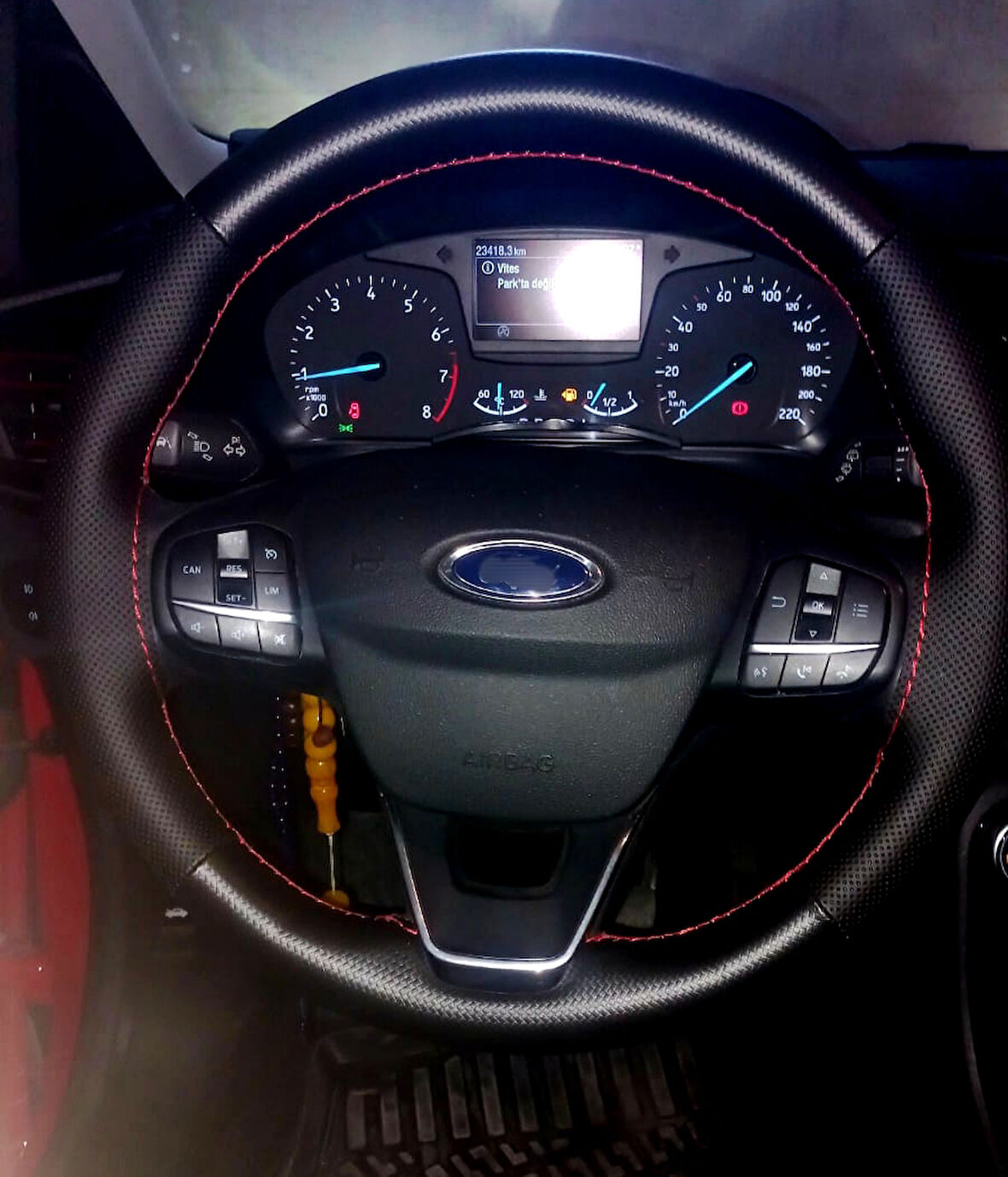 DİKİŞLİ DİREKSİYON KILIFI NOKTALI DERİ MİNİKARE KARBON DERİ KIRMIZI DİKİŞLİ F.OR.D PUMA İÇİN