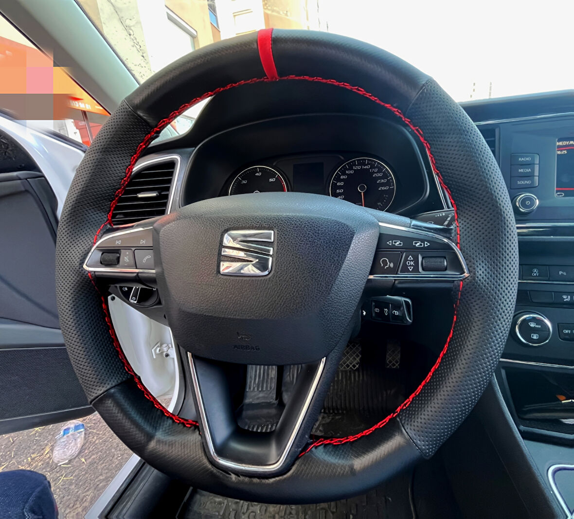 DİKİŞLİ DİREKSİYON KILIFI NOKTALI DERİ MİNİKARE KARBON DERİ KIRMIZI YÜZÜK / DİKİŞLİ SEAT LEON