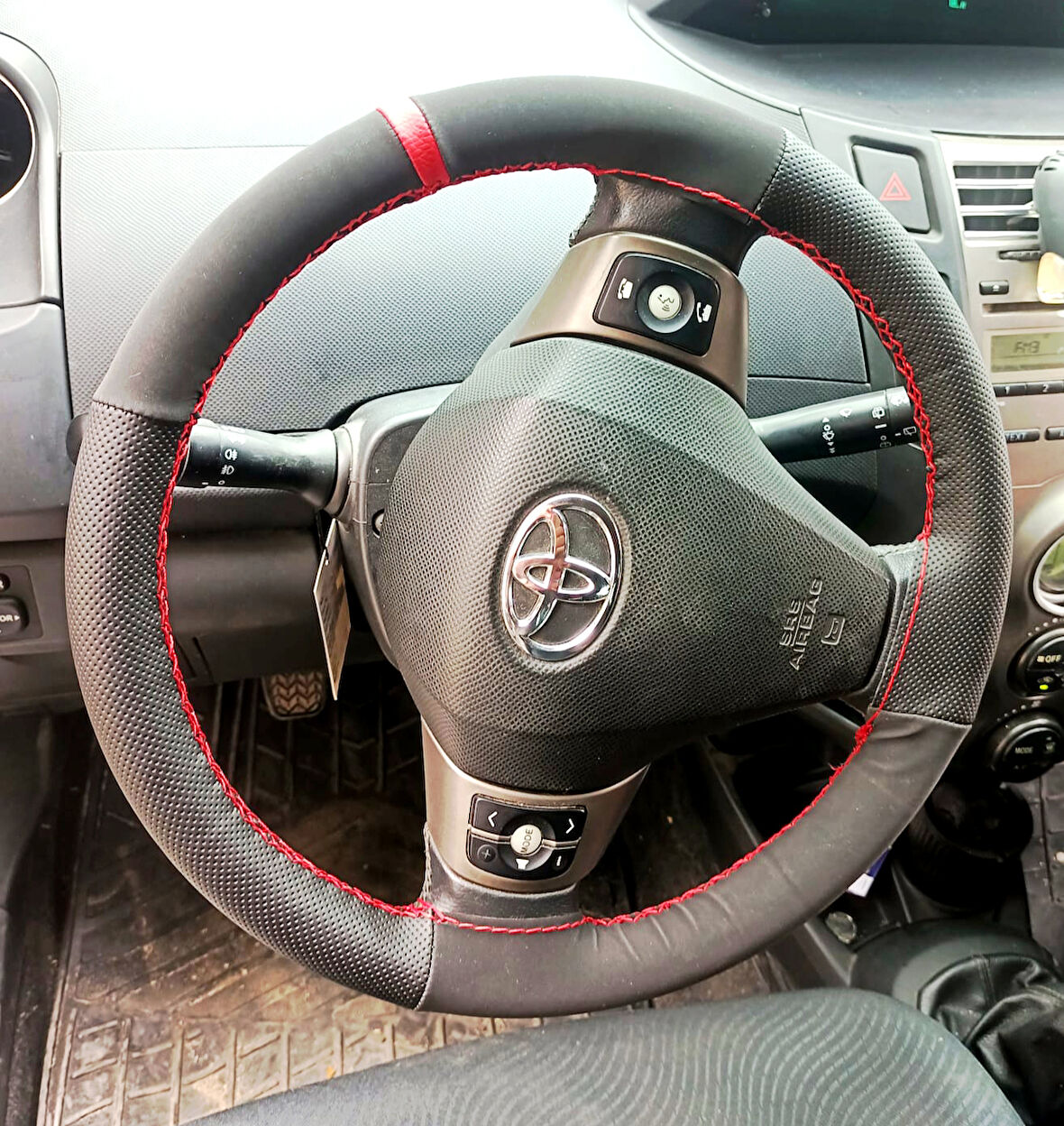 DİKİŞLİ DİREKSİYON KILIFI NOKTALI / NUBUK DERİ KIRMIZI YÜZÜK KIRMIZI DİKİŞ TOYOTA YARİS İÇİN