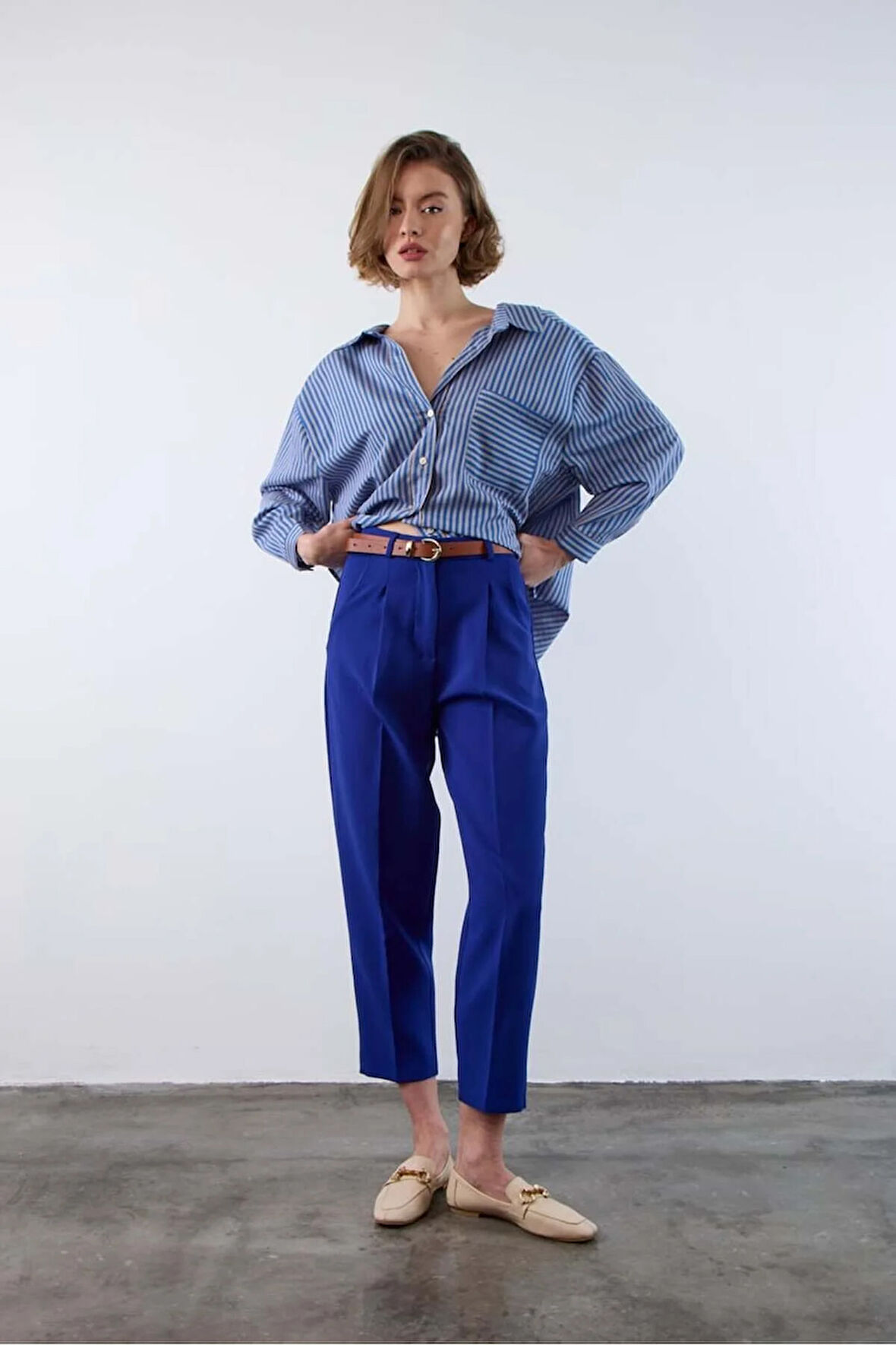 Saks Mavisi Kemerli Pileli Havuç Pantolon