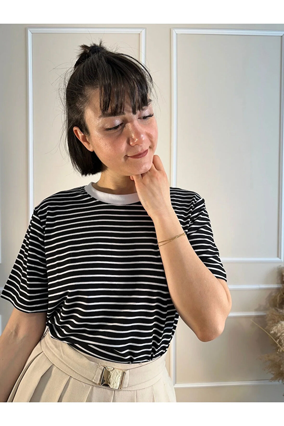 Siyah Beyaz İnce Çizgili Bisiklet Yaka T-Shirt