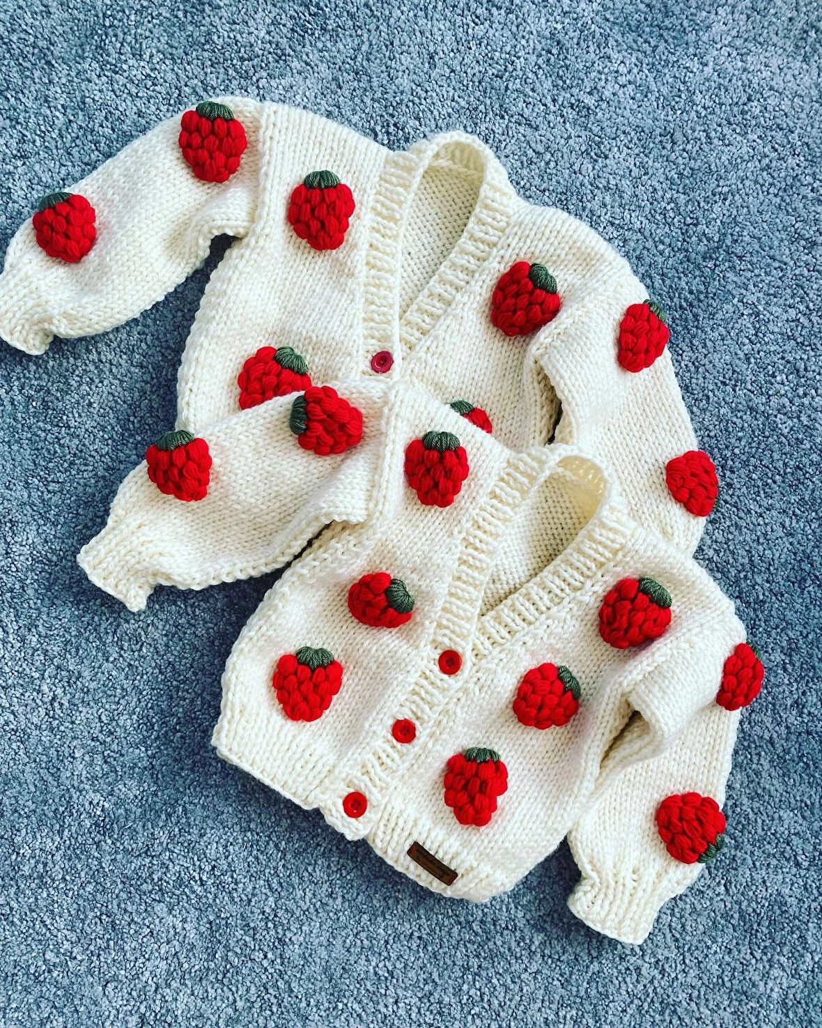 ÇİLEK DETAYLI EL ÖRGÜSÜ KIZ ÇOCUK HIRKA