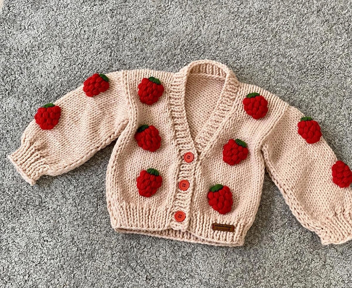 ÇİLEK DETAYLI EL ÖRGÜSÜ KIZ ÇOCUK HIRKA