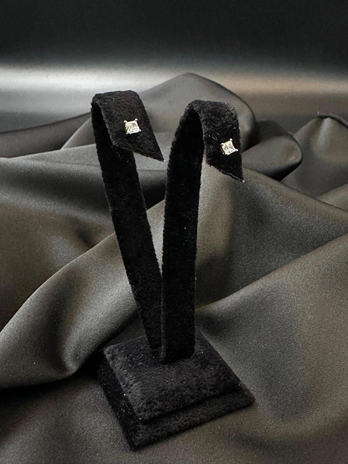 Kadın tek taşlı gold detaylı kararmaz xuping küpe