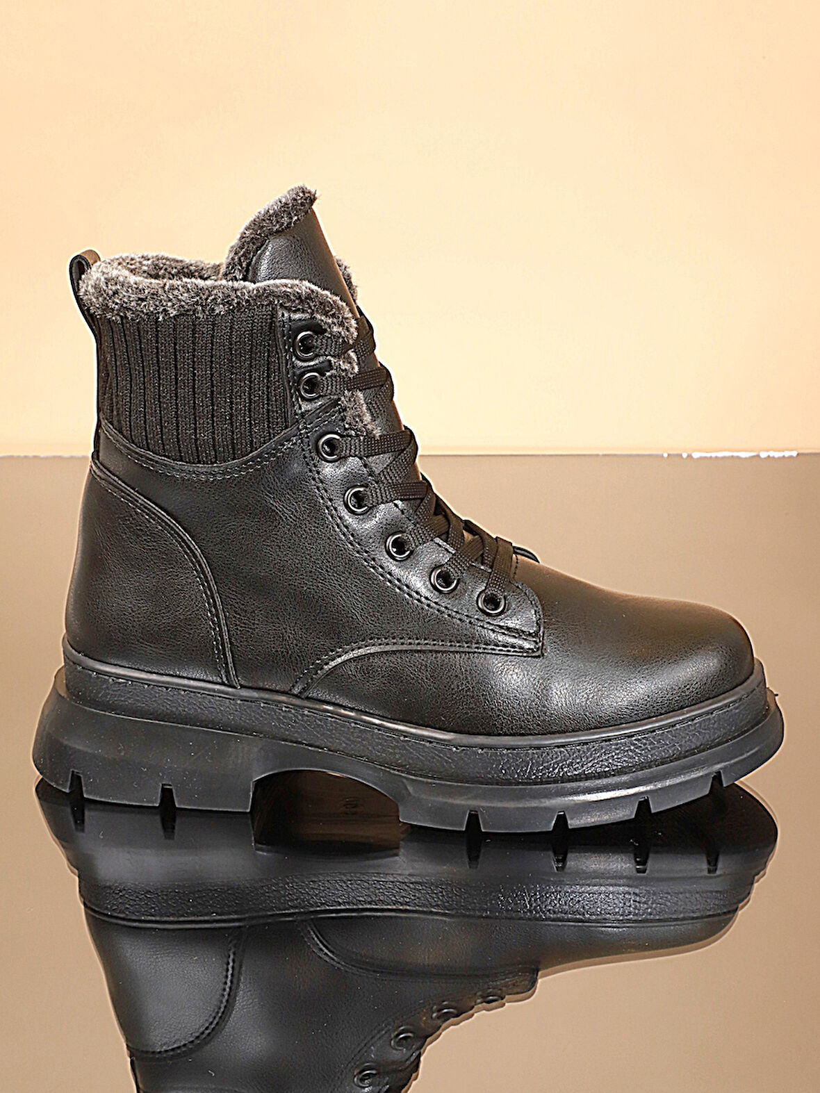 Konfores 1723-507003 Kauçuk Tabanlı Bayan Postal Spor Bot