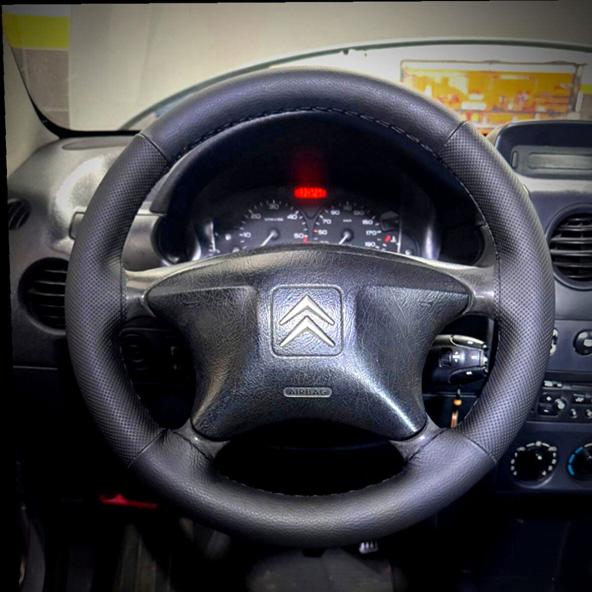 DİKİŞLİ DİREKSİYON KILIFI İTHAL SİYAH DERİ NOKTALI DERİ SİYAH DİKİŞLİ CİTROEN BERLİNGO İÇİN