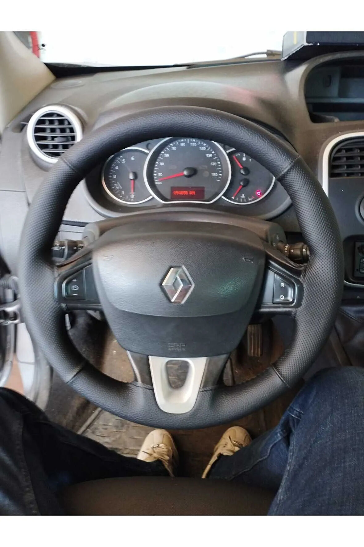 DİKİŞLİ DİREKSİYON KILIFI DAMARLI NOKTALI İTHAL DERİ SİYAH DİKİŞLİ RENAULT KANGO İÇİN HIZLI KARGO