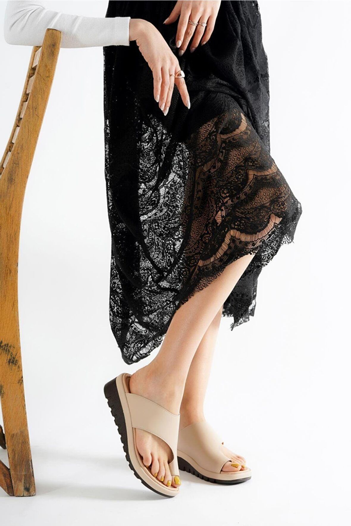 Nora Parmak Arası Comfort Terlik