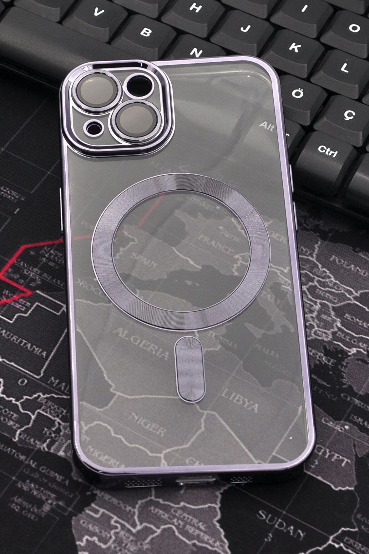 iPhone 13 Uyumlu MagSafe Özellikli Mor Renkli Kenarlı Lazerli Şeffaf Kılıf Lens Korumalı