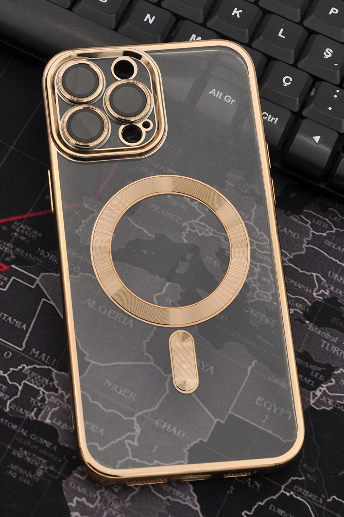 iPhone 13 Pro Max Uyumlu MagSafe Özellikli Altın Sarı Gold Renkli Kenarlı Lazerli Şeffaf Kılıf Lens Korumalı