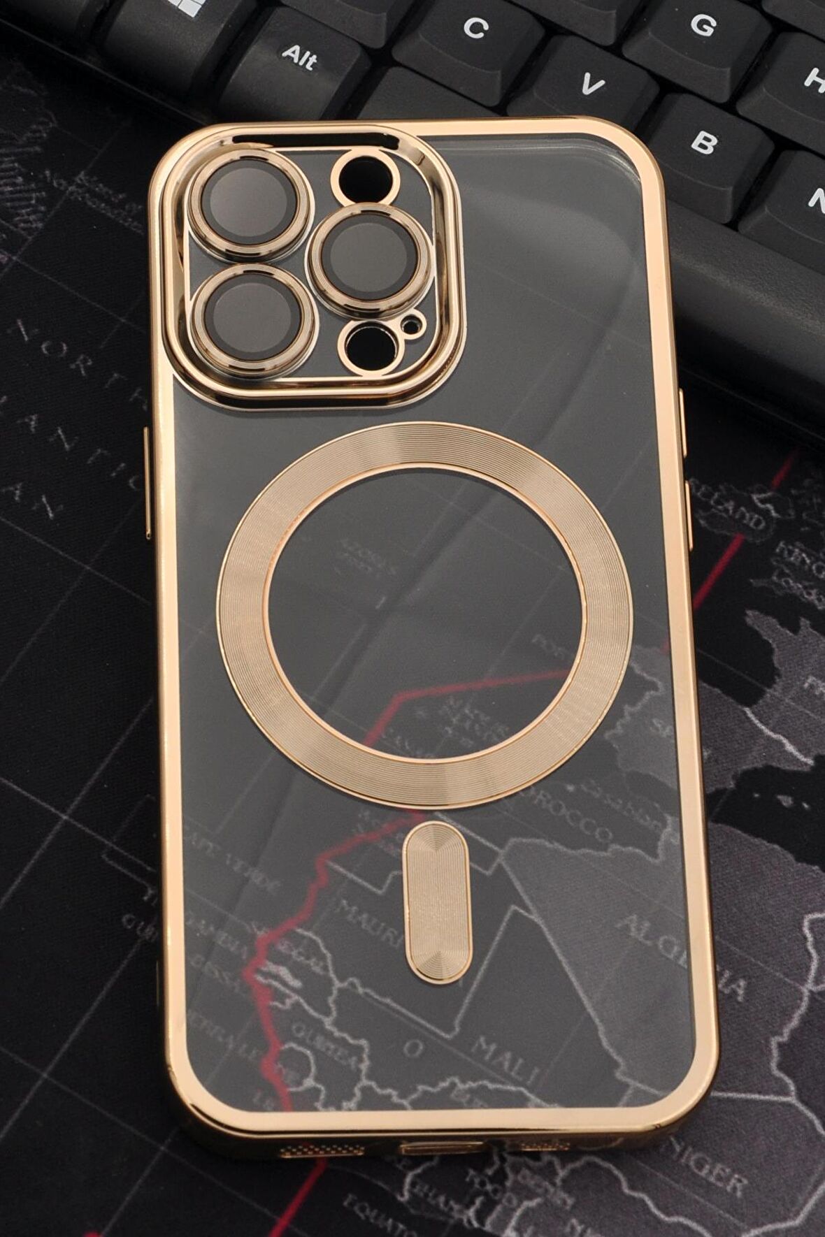 iPhone 13 Pro Uyumlu MagSafe Özellikli Altın Sarı Gold Renkli Kenarlı Lazerli Şeffaf Kılıf Lens Korumalı