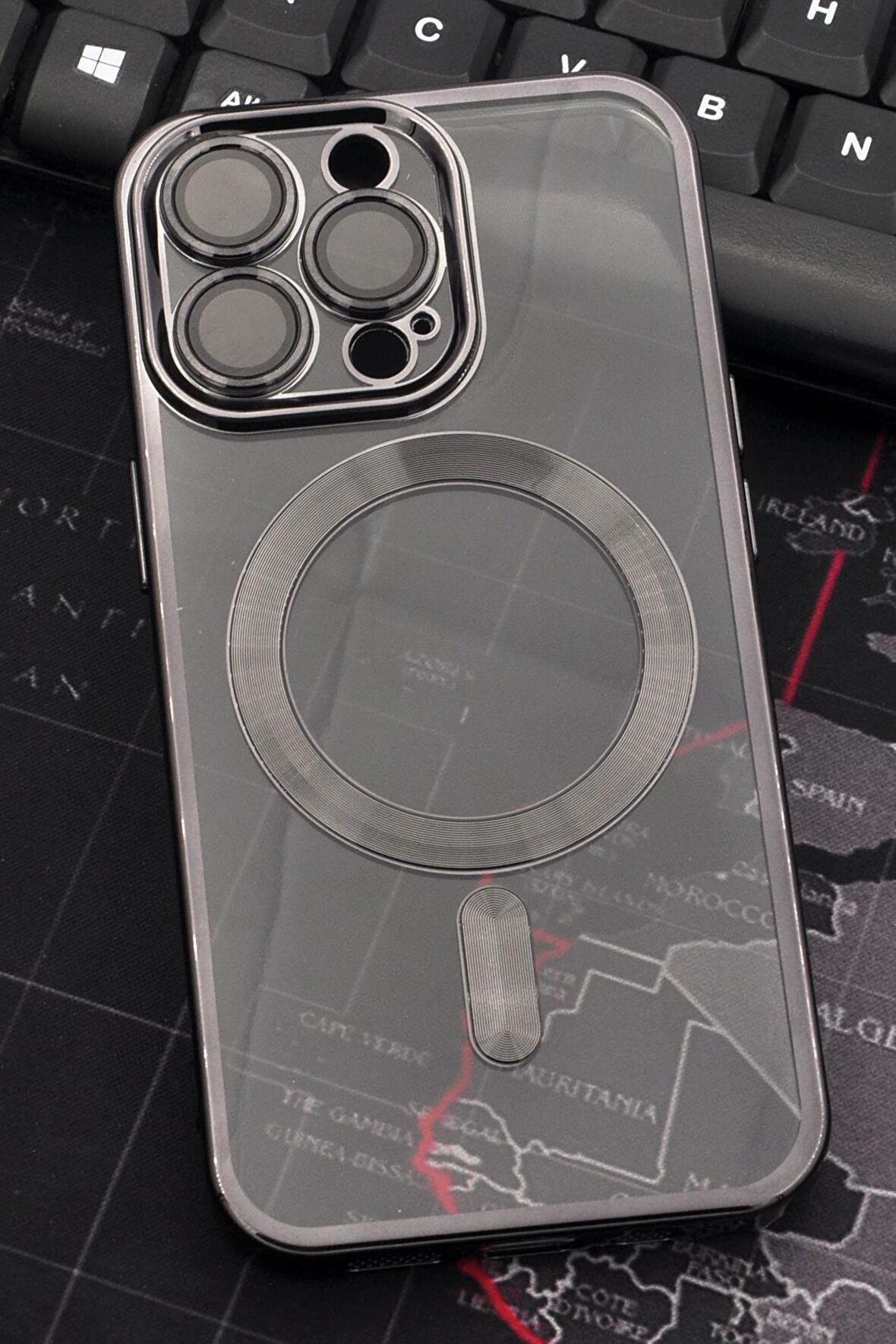 iPhone 13 Pro Uyumlu MagSafe Özellikli Siyah Renkli Kenarlı Lazerli Şeffaf Kılıf Lens Korumalı