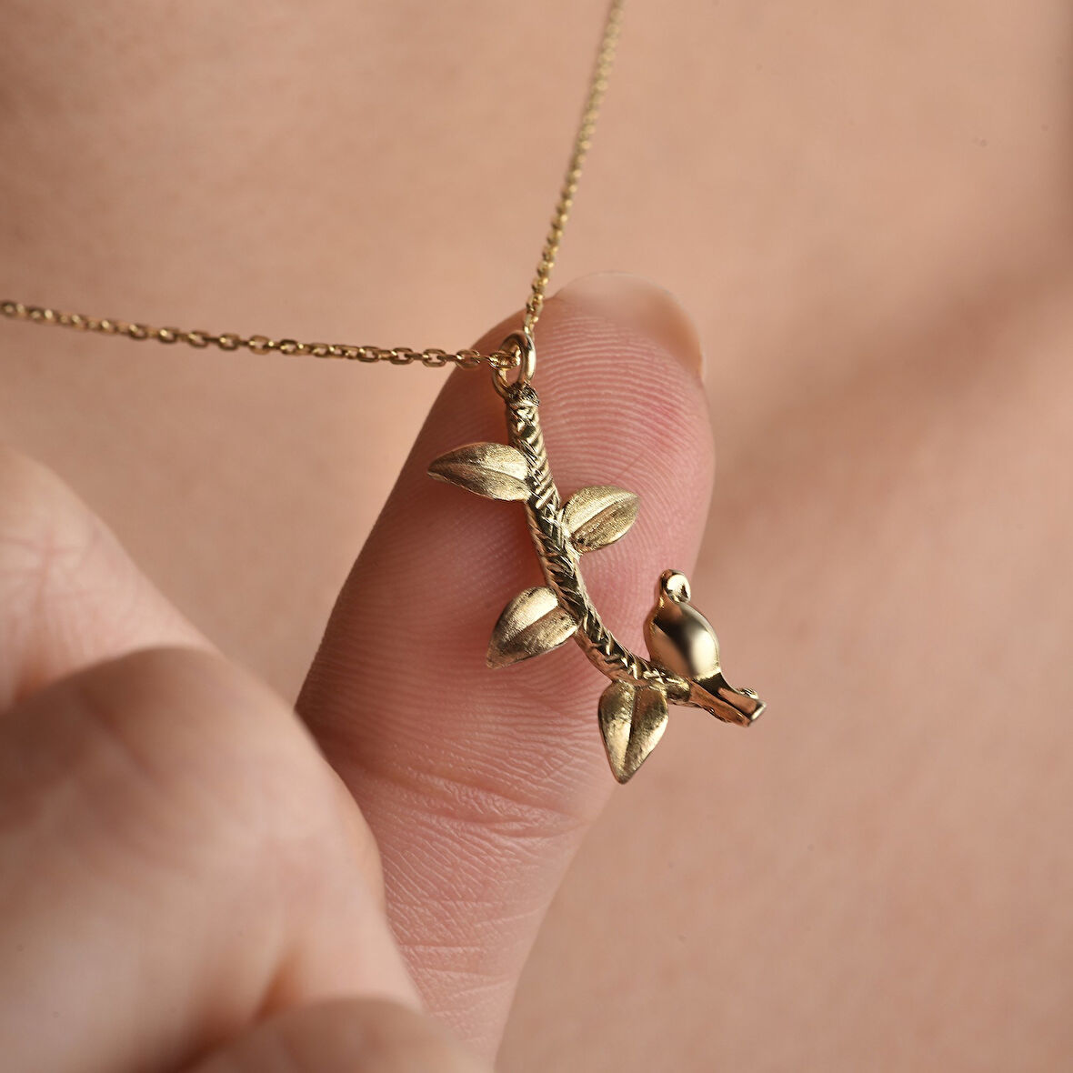 14 Ayar Altın Kaplama Dalda Kuş Temalı Gümüş Kolye - CN00438