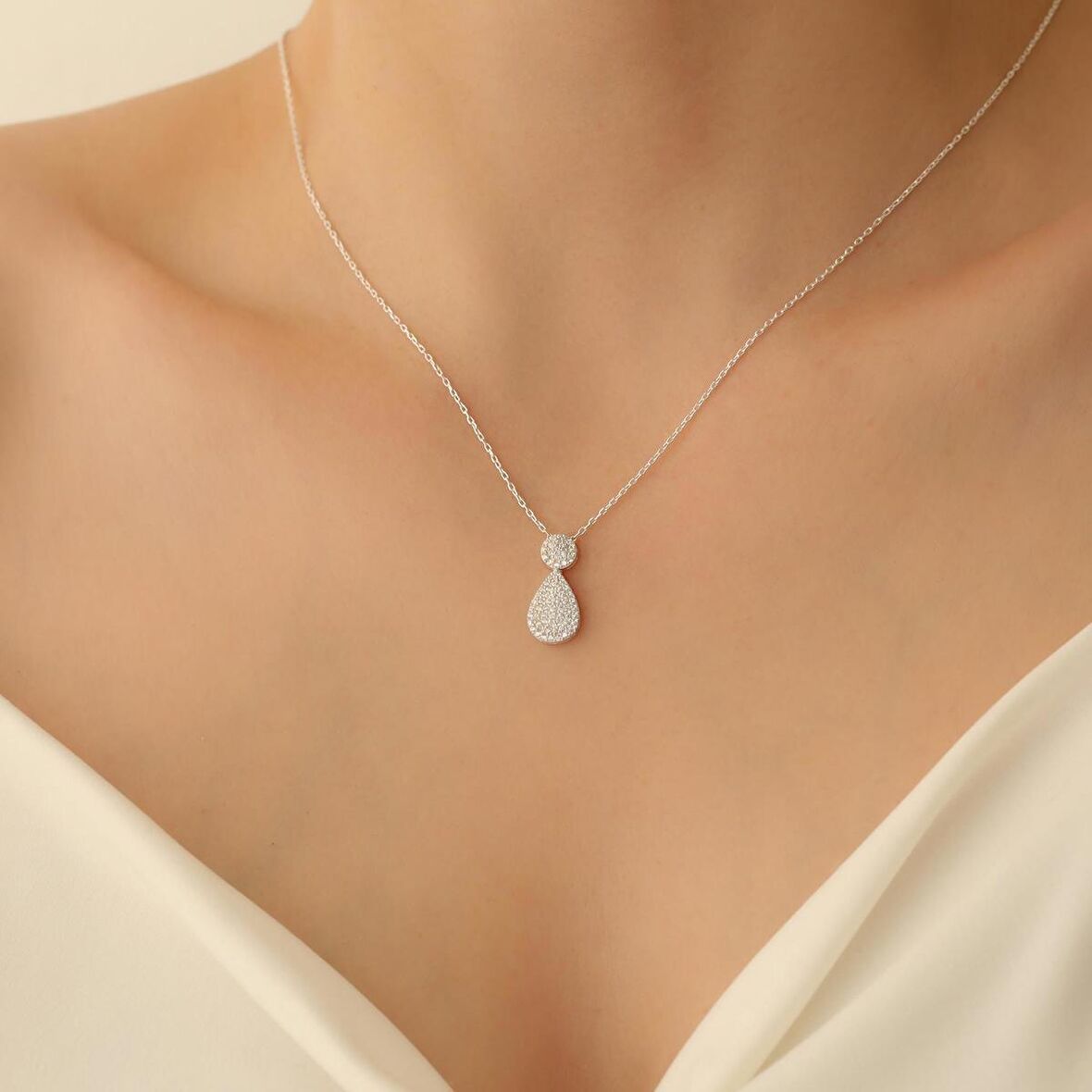 925 Ayar Gümüş Işıltılı Beyaz Taşlı Drop Kolye