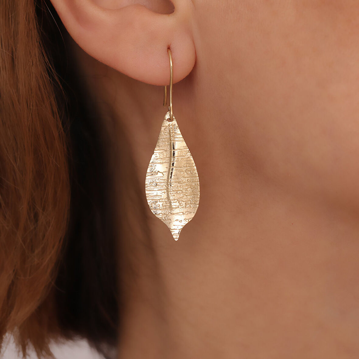 18 Ayar Altın Mikron Kaplama Desenli Yaprak Sallantılı Gümüş Küpe - E00274