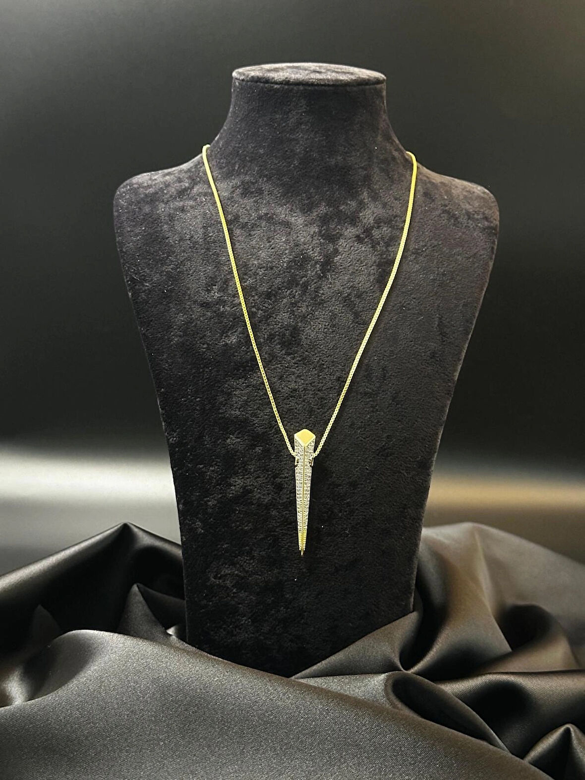  Kadın uzun üçgen tasarım zirkon taşlı gold zincirli 14k gold renk kolye