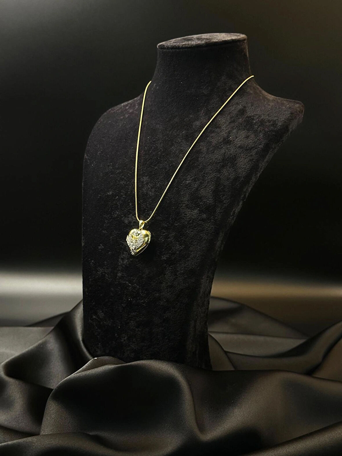 Kadın zirkon taşlı kalp tasarım açılabilir gold detaylı uzak şehir alya kolye