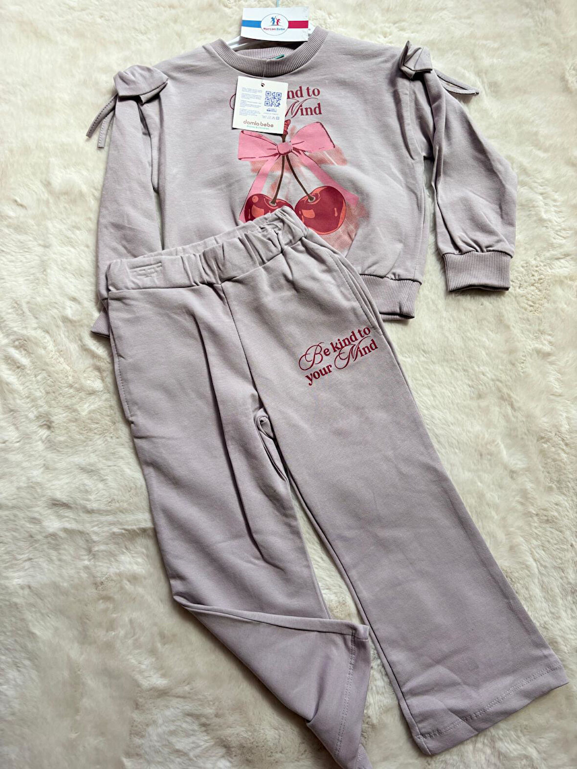 Omuzları Fiyonklu Kirazlı İkili Takım