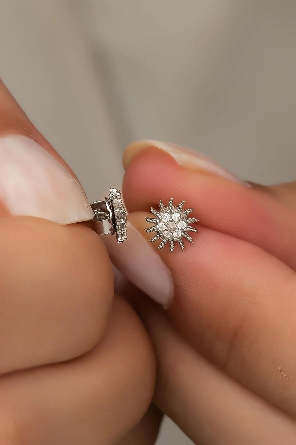 925 Ayar Gümüş Minik Zirkon Taşlı Güneş Küpe