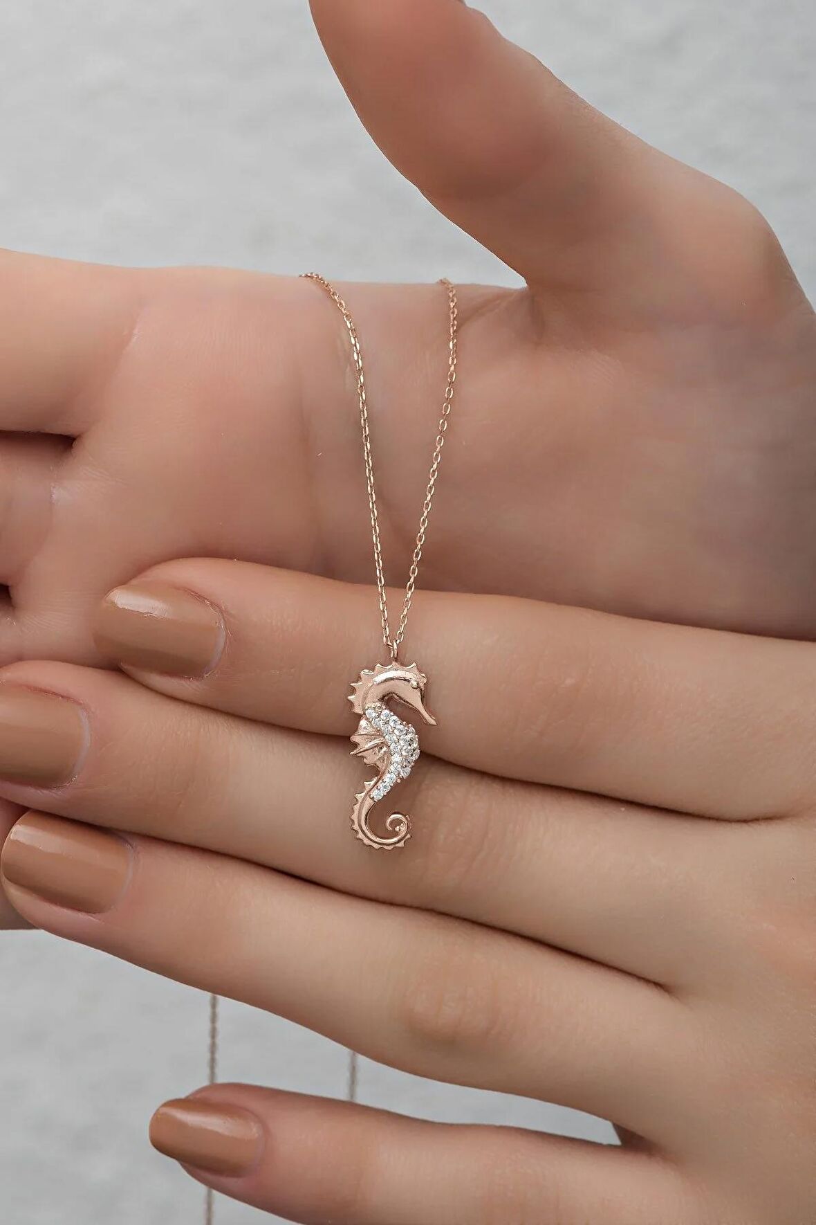 925 Ayar Gümüş Rose Zirkon Taşlı Deniz Atı Kolye