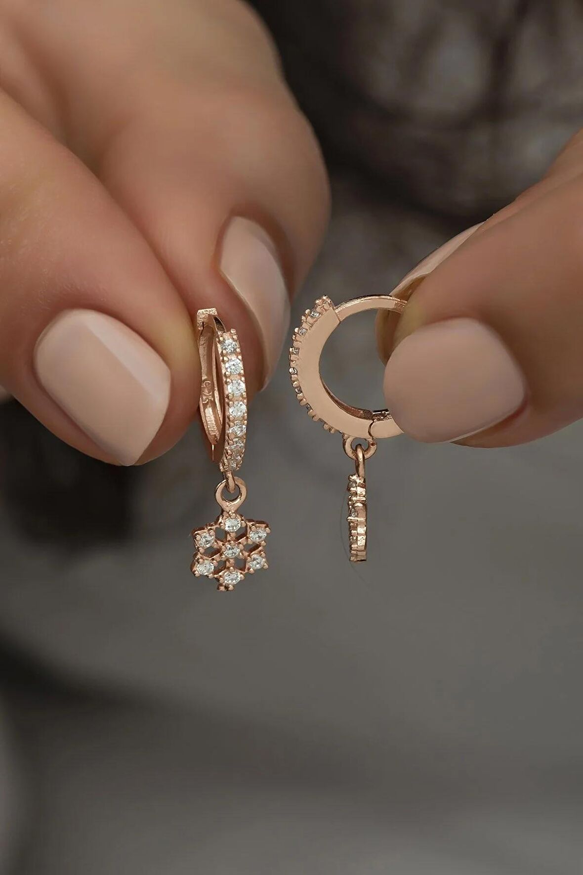 925 Ayar Gümüş Sallantılı Rose Zirkon Kartanesi Küpe