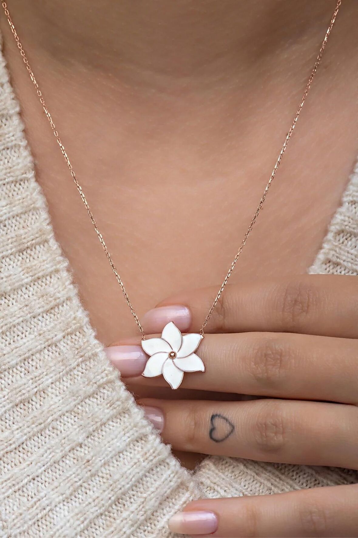 925 Ayar Gümüş Beyaz Mineli Rose Rüzgar Gülü Kolye