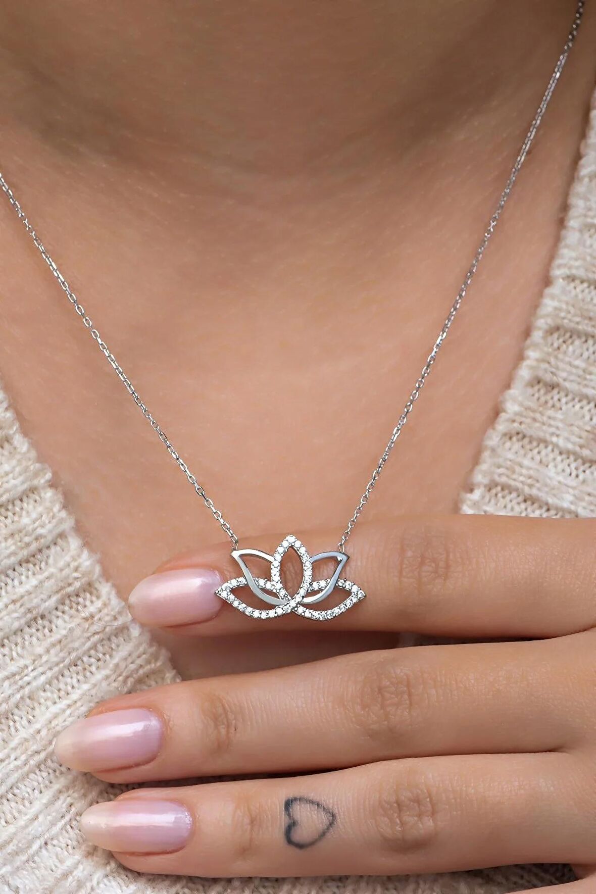 925 Ayar Gümüş Rodyumlu Lotus Çiçeği Kolye