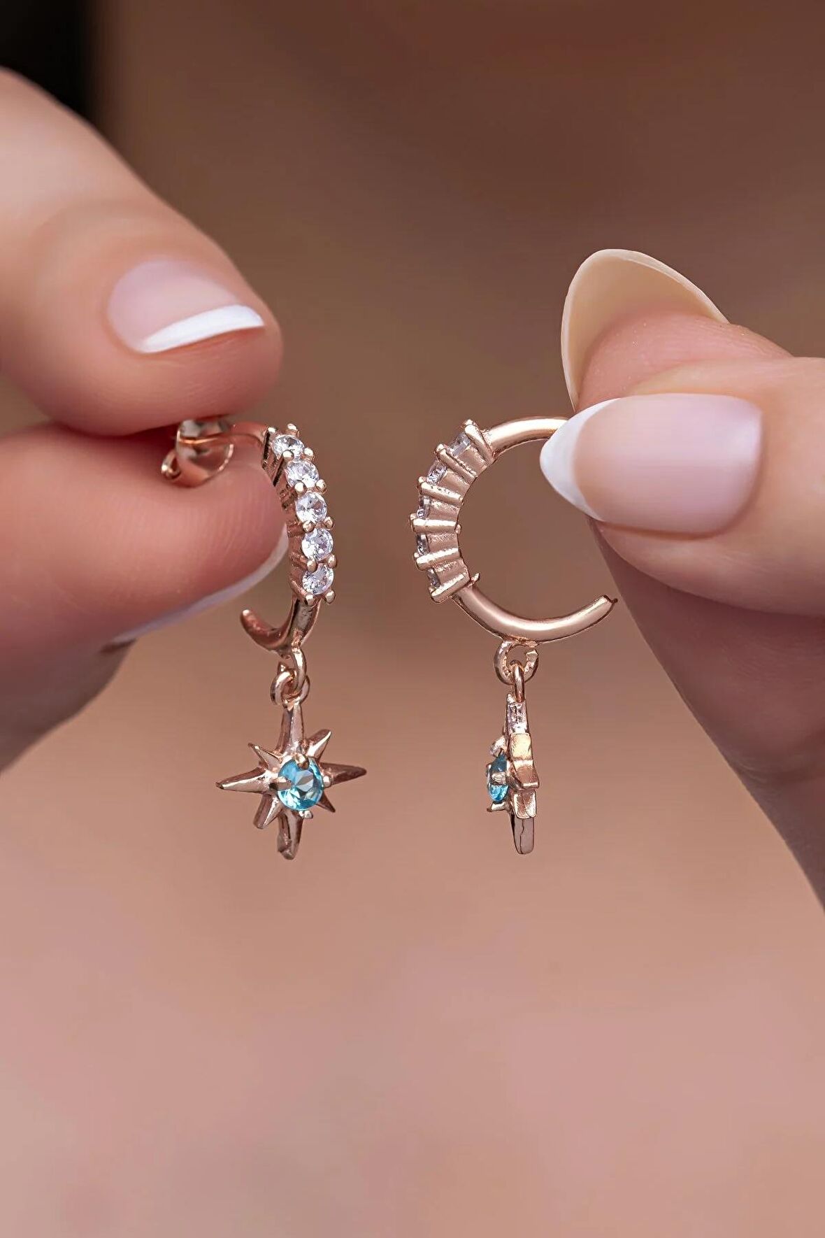 925 Ayar Gümüş Zirkon 5 Taşlı 12 Mm Yarım Tur Sallantılı Kutup Yıldızı  Küpe