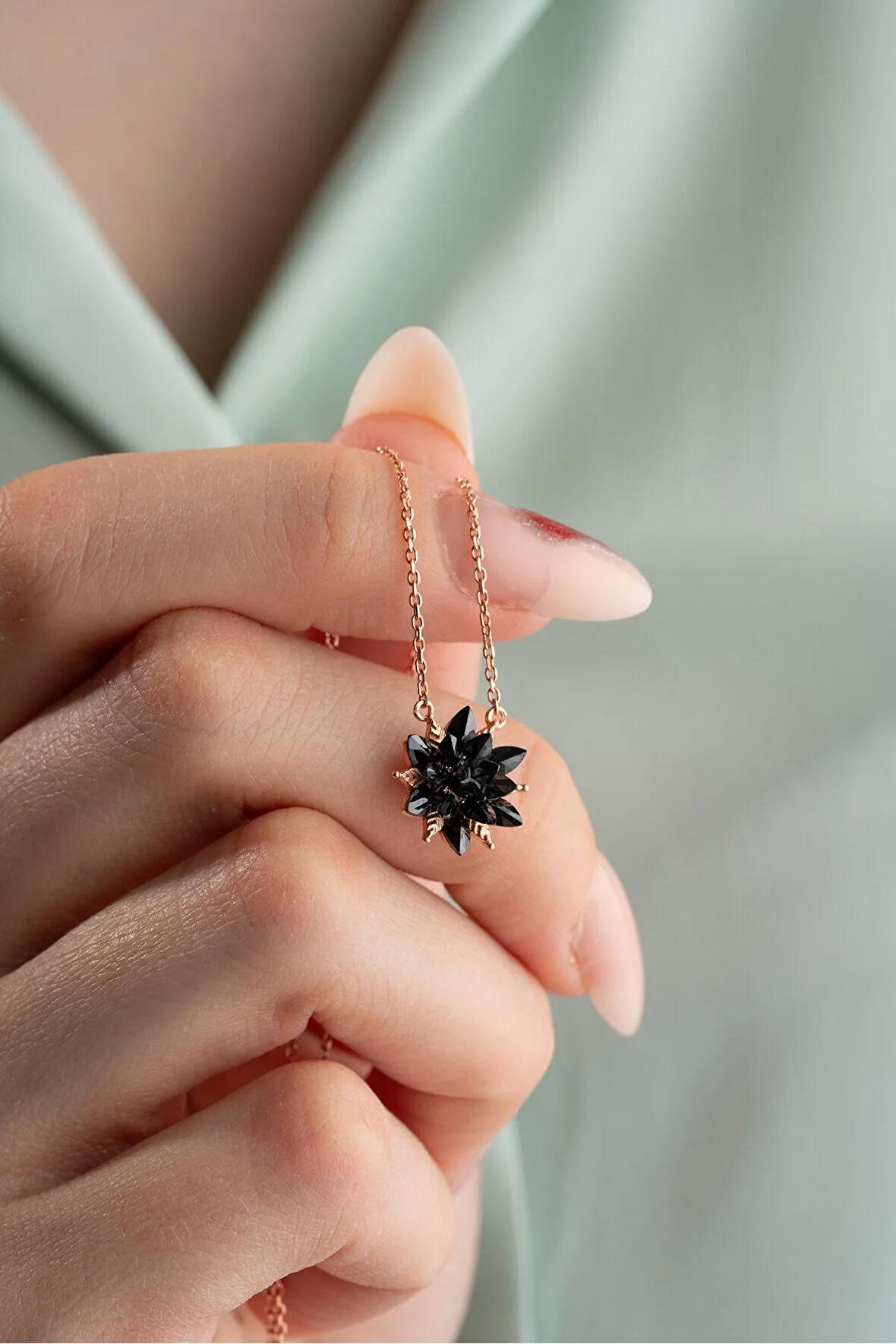 925 Ayar Gümüş Siyah Taşlı Lotus Çiçeği Kolye