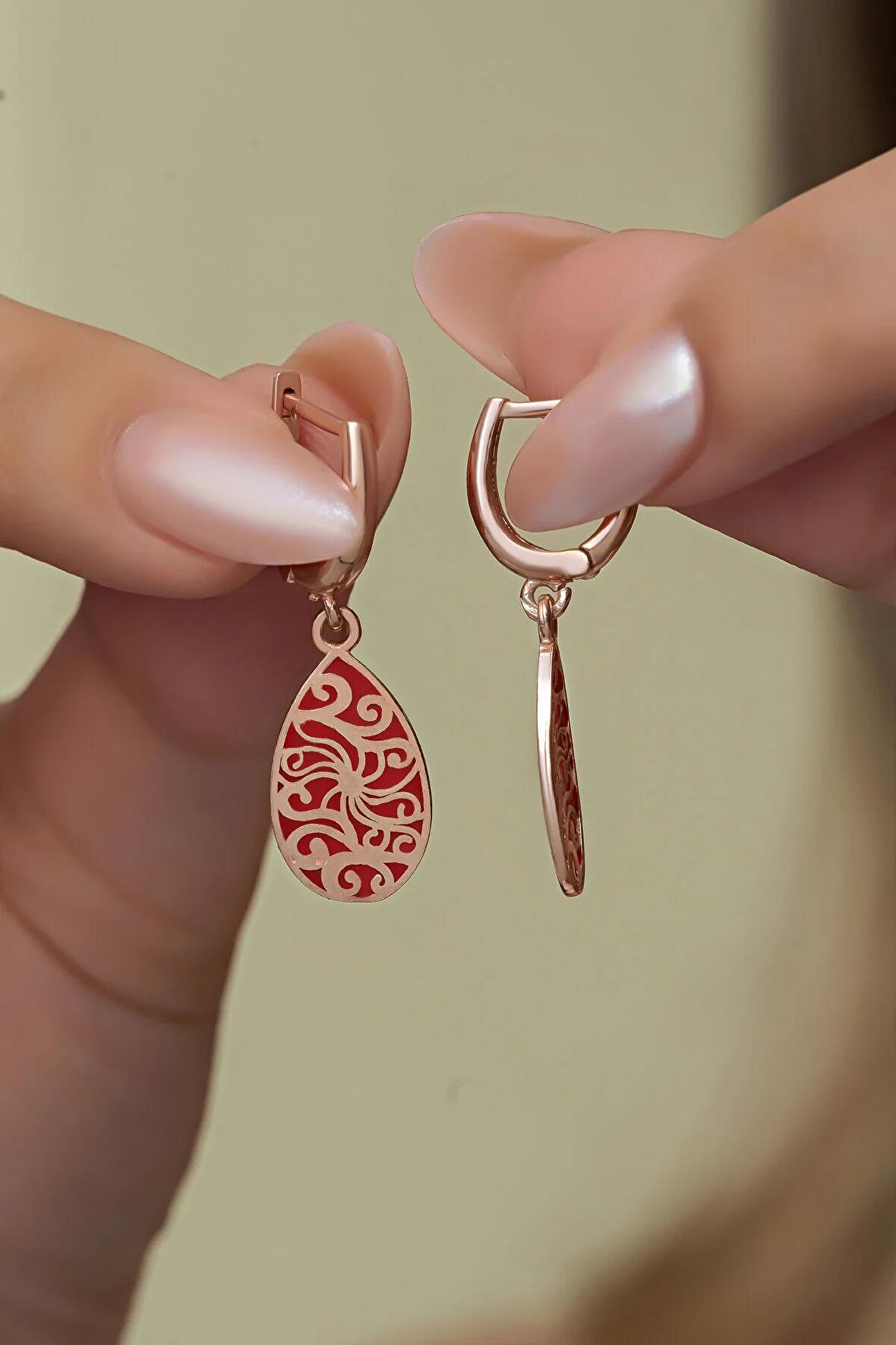 925 Ayar Gümüş Rose Kaplama Desenli Kırmızı Lazer Mineli  Küpe
