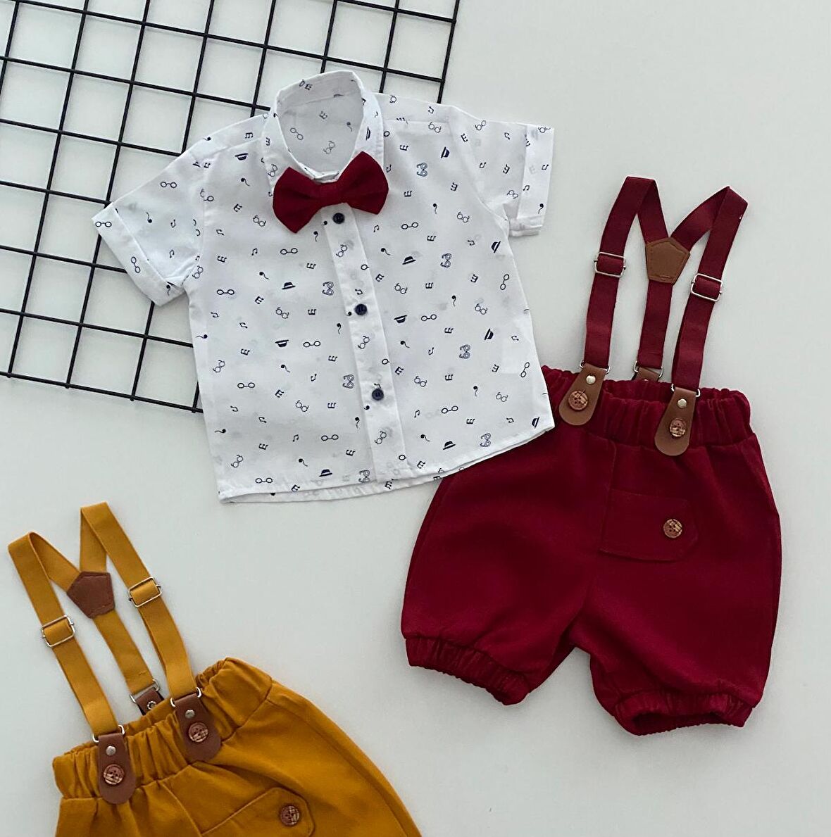 Neşeli Bebeklerimize Gözlük Desen Papyonlu Pantolon Askılı Kısa Kol Şortlu Takım Bordo