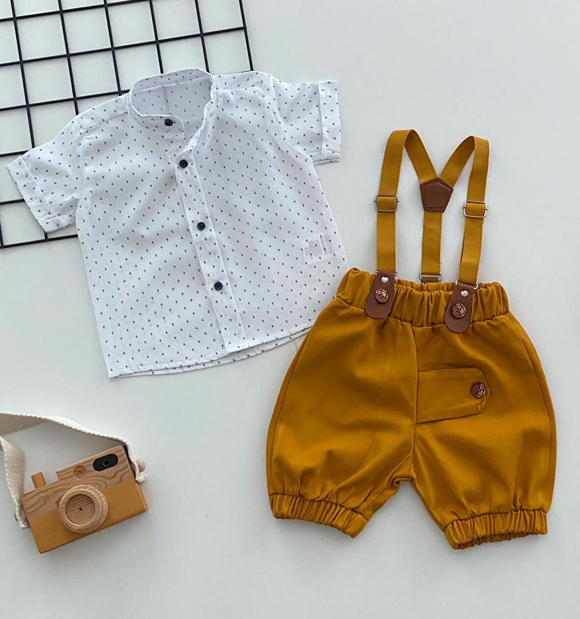 Neşeli Bebeklerimize Çapa Desen Hakim Yaka Pantolon Askılı Kısa Kol Şortlu Takım Hardal