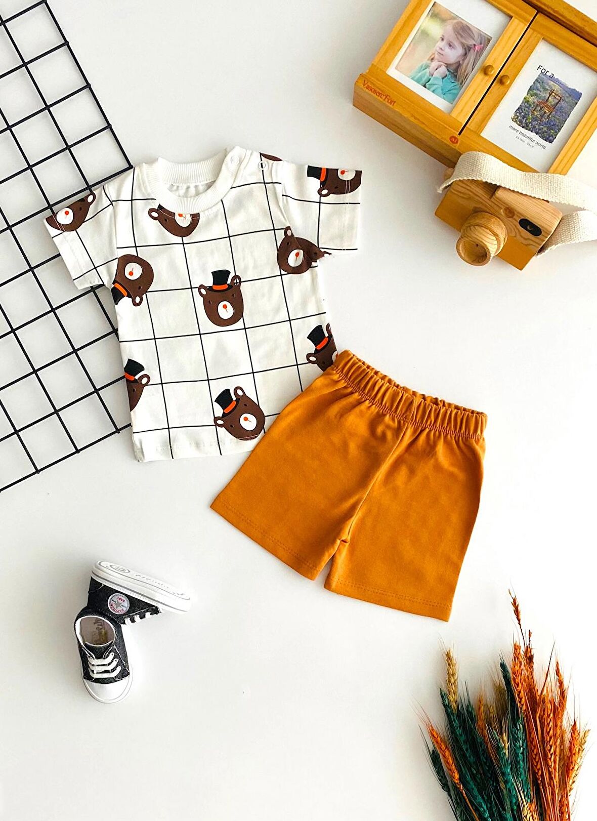 Neşeli Bebekler Şapklı Ayıcık Desen Kısa Kollu Şortlu Takım Kahve