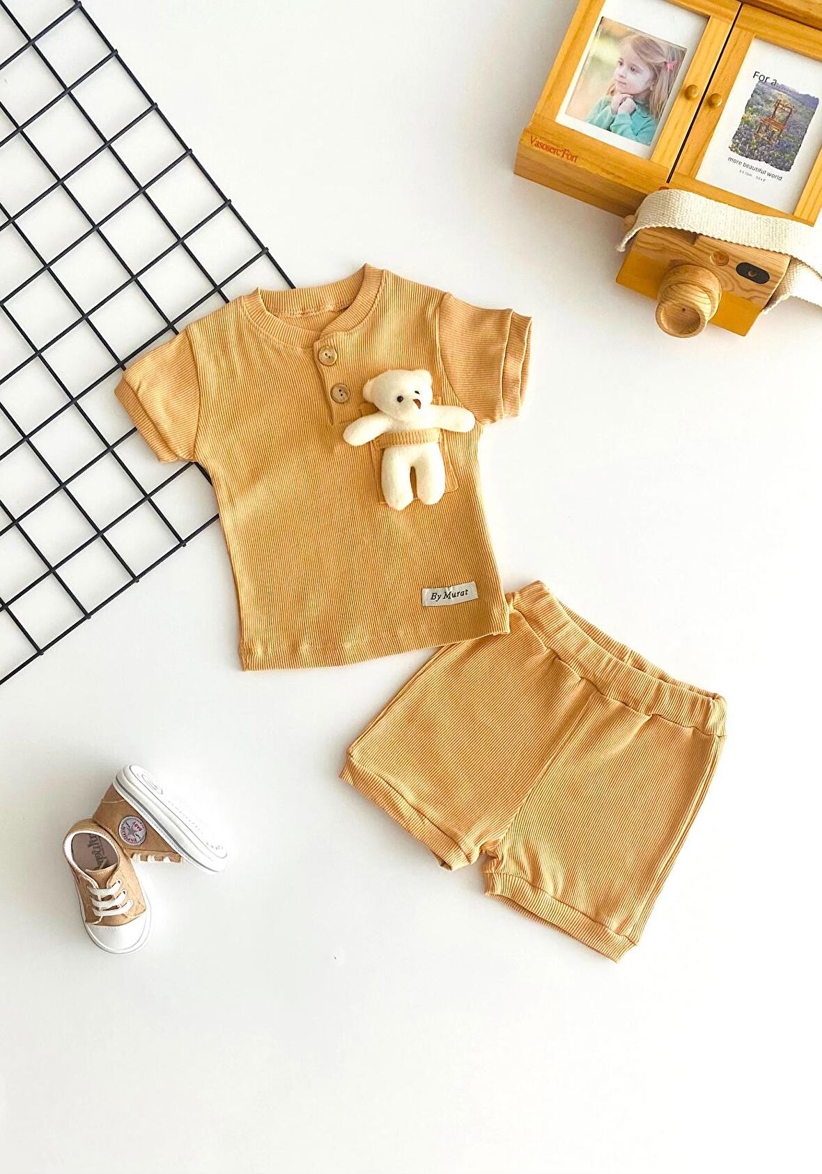 Neşeli Bebekler Oyuncaklı Cepli Şortlu Takım Vizon