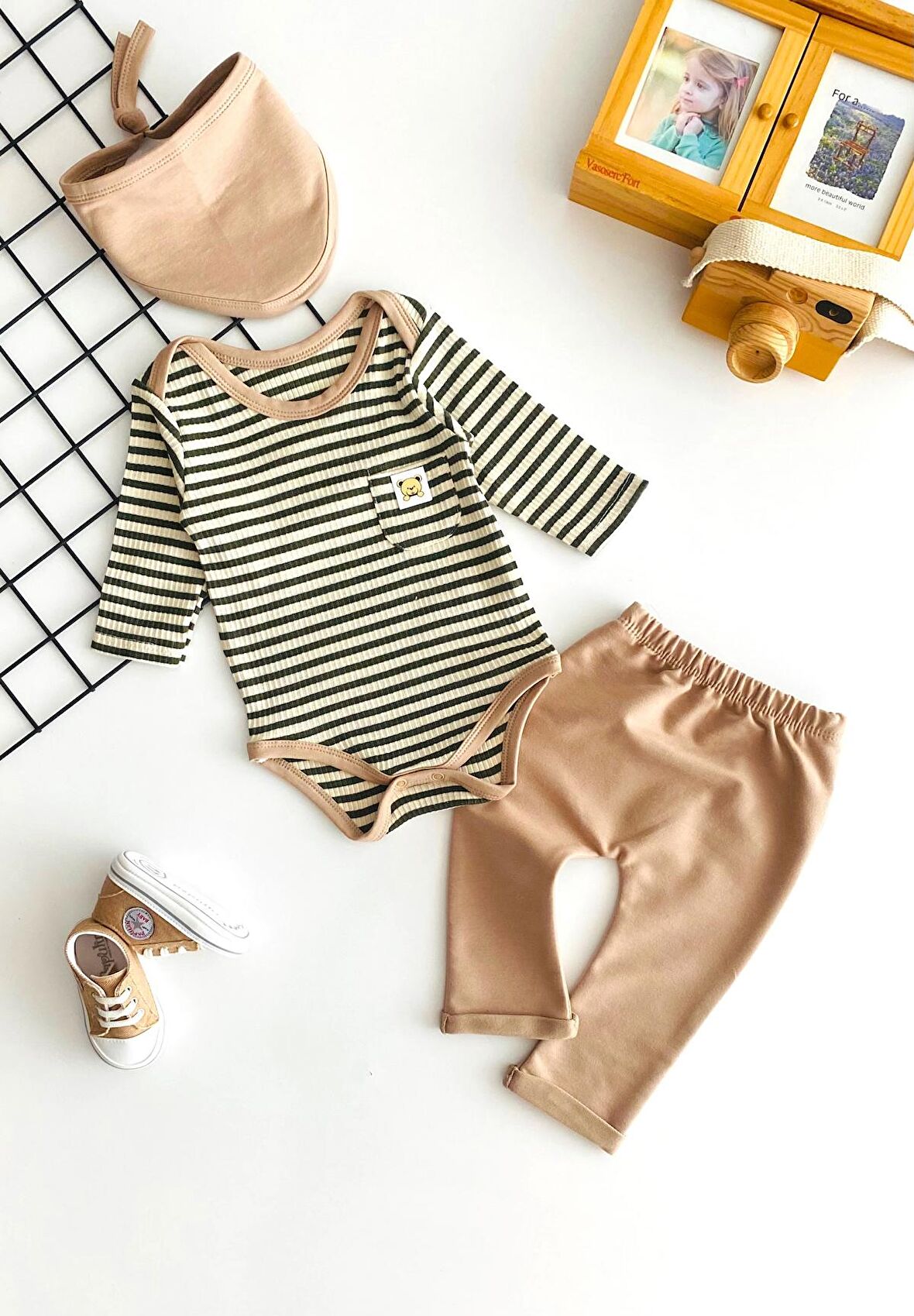 Neşeli Bebekler Fularlı Çizgili Cepli Ayıcık Nakışlı İki İplik Mevsimlik Takım Yeşil