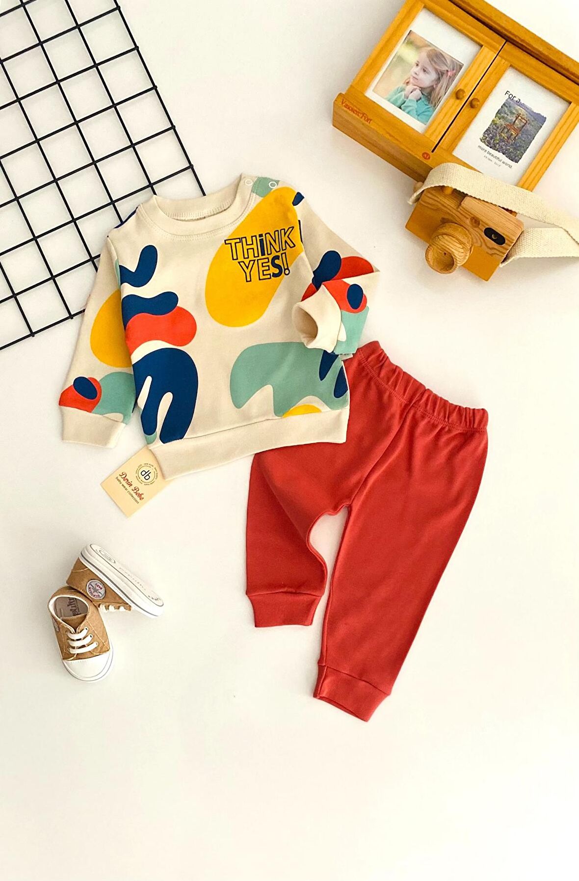 Neşeli Bebekler Think Yes Baskılı Desen İki İplik Penye Kumaş Takım Renkli Kiremit