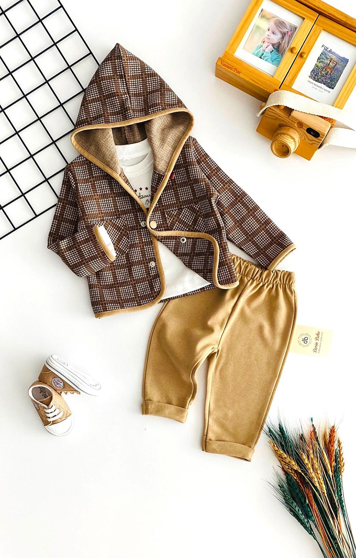 Neşeli Bebekler Kapüşonlu Önden Cepli Çıtçıtlı Hırkalı İki İp Kumaş Üçlü Takım Kahverengi